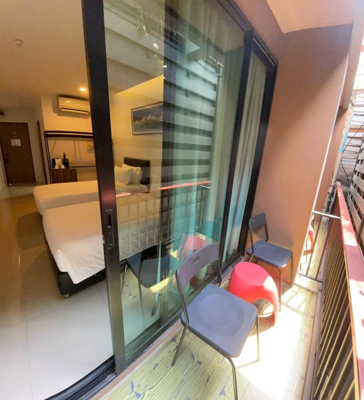 Red door Hotel Bangkok Buitenkant foto