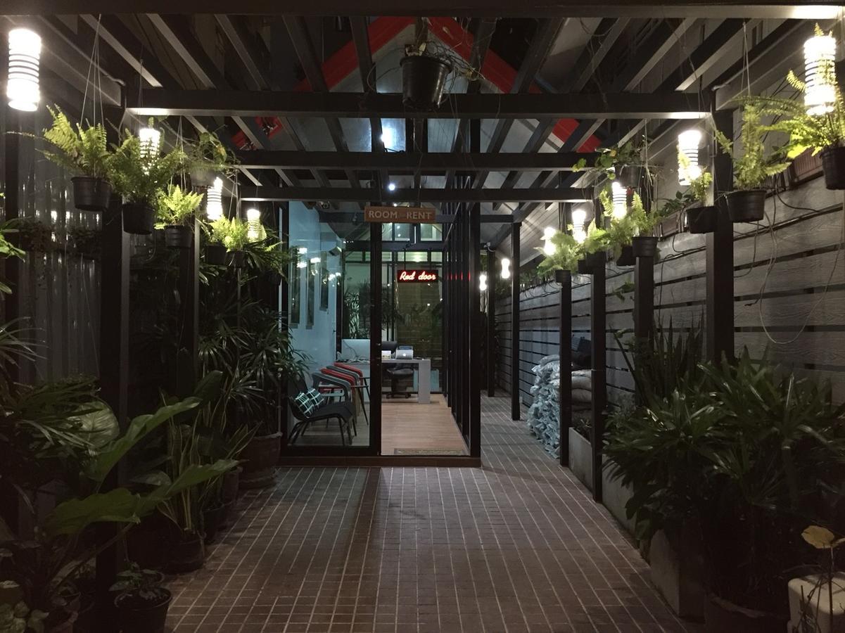 Red door Hotel Bangkok Buitenkant foto